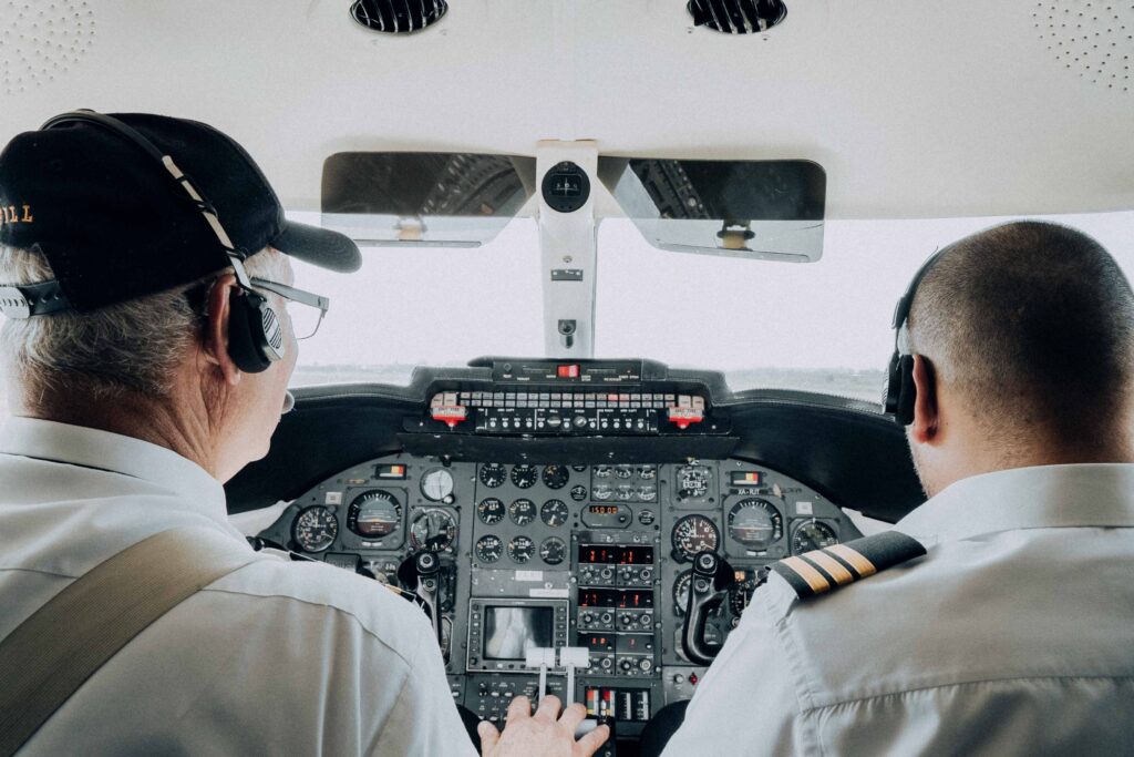Pilote et copilote dans le cockpit d’un avion