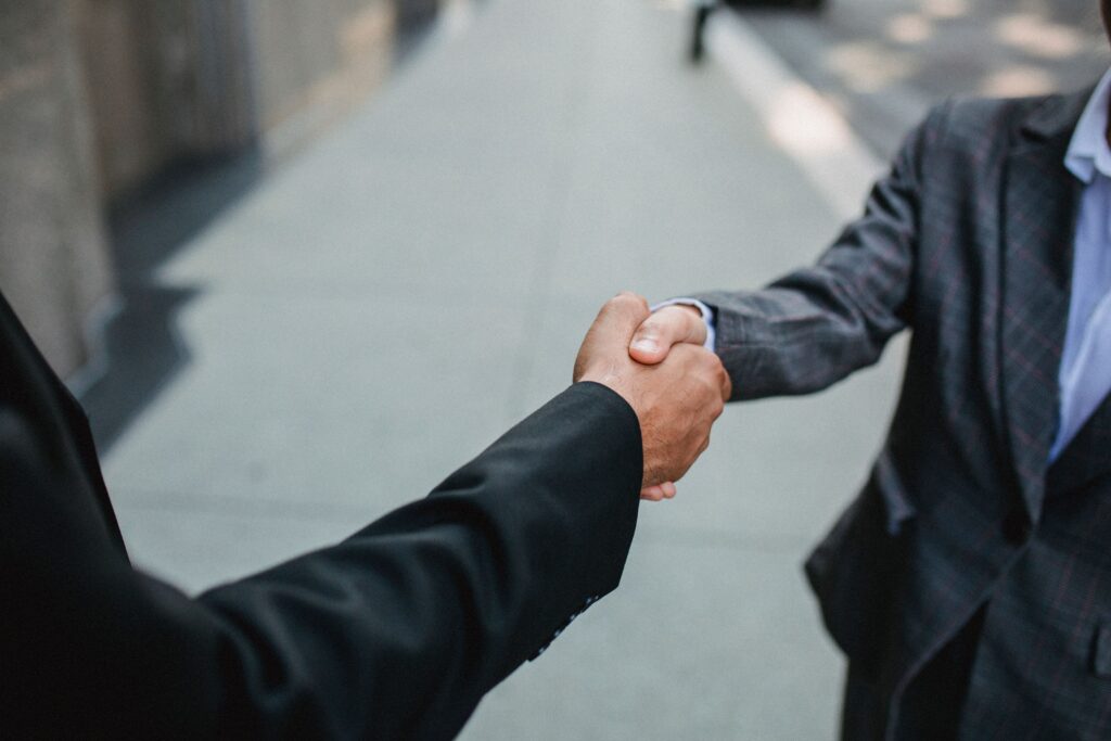 Deux professionnels se serrant la main après un échange commercial