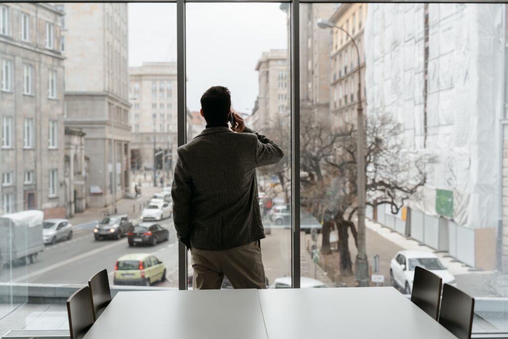 Homme au téléphone regardant vers l’extérieur